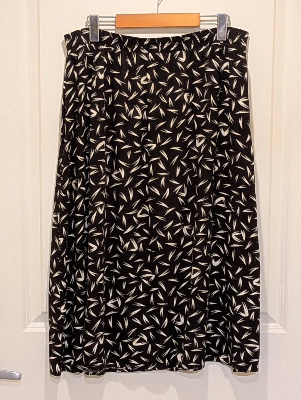 EUC 90s Michele Leslie L Vintage Black and White Printed Midi Skirt